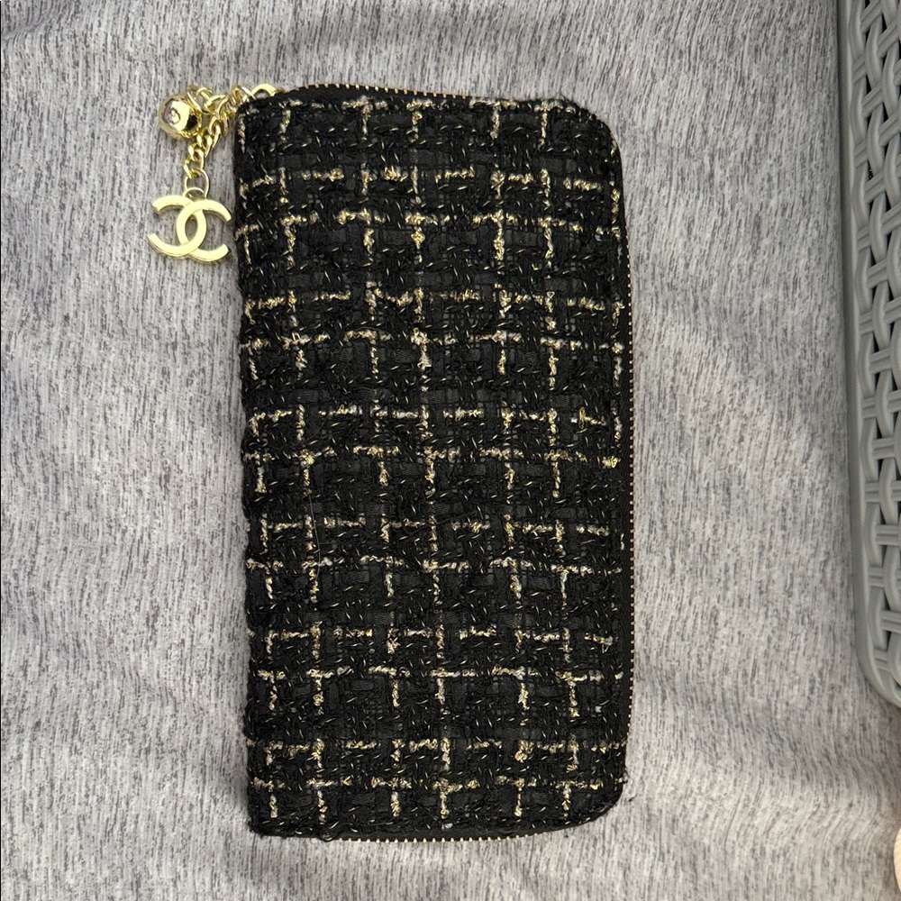 Fashion Brand Company Black and Gold Wallet - Picture 3 of 3